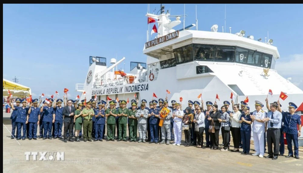 Indonesia's coast guard ship KN.Pulau Dana docks at PTSC Port in Vung Tau city. (Photo: VNA)