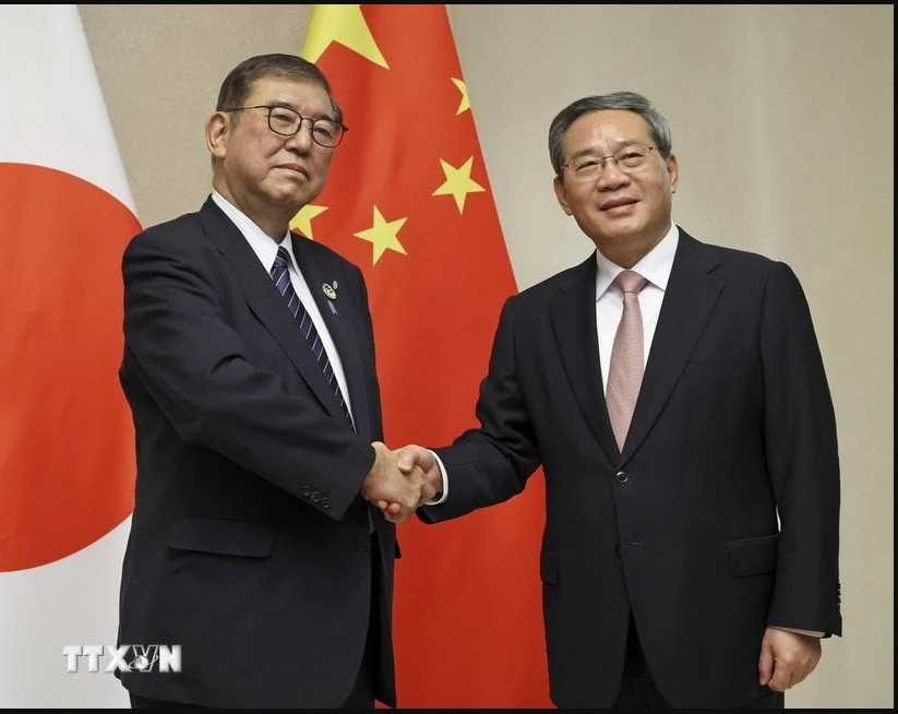 Japanese Prime Minister Shigeru Ishiba (L) and Chinese Premier Li Qiang (Photo: VNA)