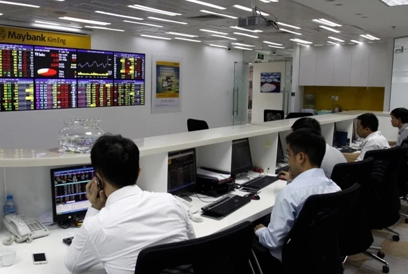 Traders work on a floor of a securities firm in HCM City. (Photo: VNA) 