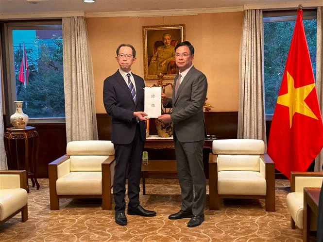 Governor of Fukushima Uchibori Masao (left) symbolically presents the donation to Vietnamese Ambassador Pham Quang Hieu on October 17. (Photo: VNA)