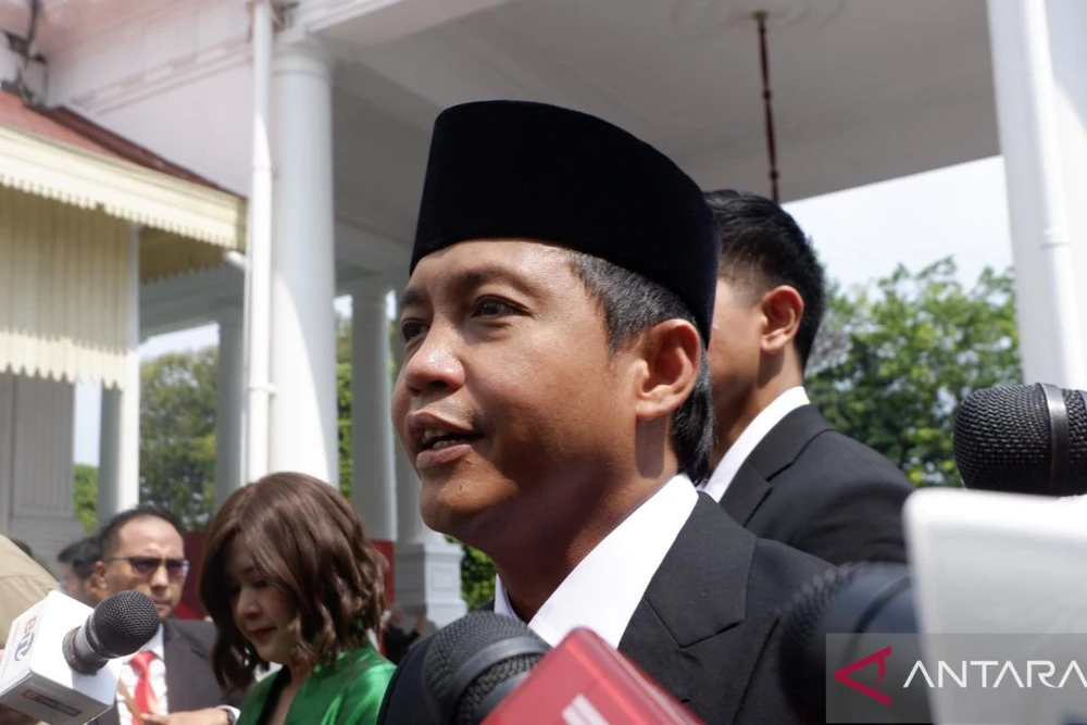 Indonesian Forestry Minister Raja Juli Antoni delivers statements to the press before his inauguration at the Presidential Palace, Jakarta, October 21, 2024). (Photo:ANTARA)