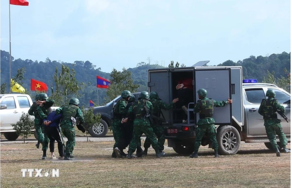  Vietnamese, Lao border localities hold a joint exercise on fighting drug crime (Photo: VNA)