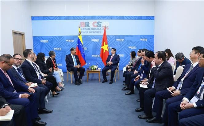 Prime Minister Pham Minh Chinh (right, centre) meets with Venezuelan President Nicolas Maduro. (Photo: VNA)