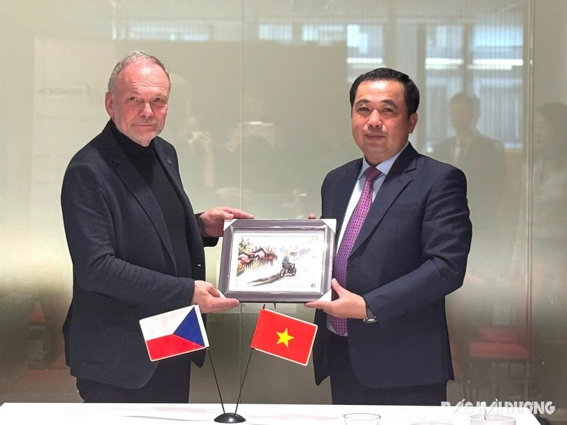 Tran Duc Thang, member of the Party Central Committee and Secretary of the provincial Party Committee (R), presents a gift to a Czech representative. (Photo: VNA)