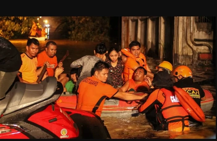 Philippine rescuers rush to save Typhoon Trami victims. (Photo: AFP)