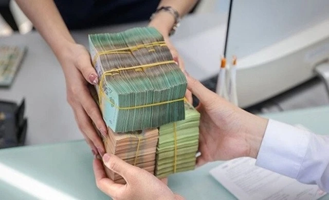 Fintech companies bring hope to small and micro enterprises that are thirsty for capital as they provide alternative lending solutions thanks to their advantages in technology and data. (Photo vnbusiness.vn) 