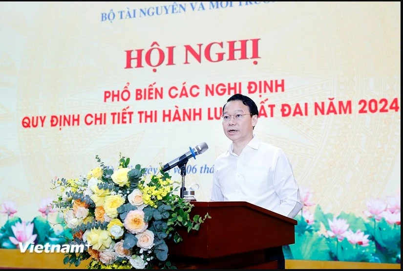 Minister of Natural Resources and Environment Do Duc Duy speaks at a conference on the dissemination of decrees detailing the implementation of the 2024 Land Law. (Photo: VietnamPlus)