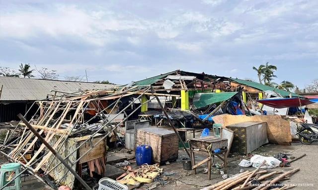 Philippines Cleans Up After Typhoon Yinxing | Vietnam+ (VietnamPlus)