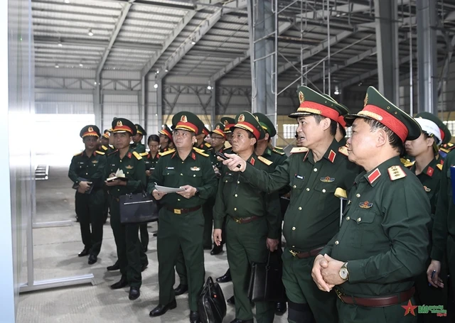 Ministry of National Defence delegation inspects on-site preparations for the 2024 Vietnam International Defence Expo at Gia Lam Airport in Hanoi (Photo: VNA)