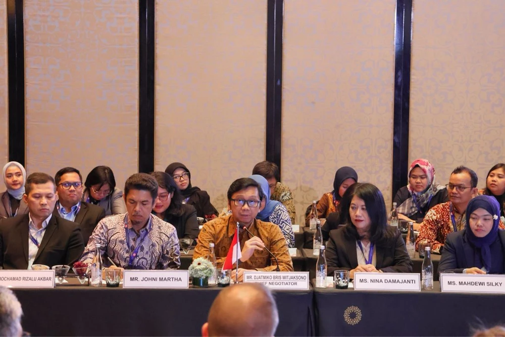 Djatmiko Bris Witjaksono (centre), director general of international trade negotiations at the Indonesia's Trade Ministry, speaks at the 10th round of the Indonesia-Canada Comprehensive Economic Partnership Agreement (ICA-CEPA) negotiation in Bandung, (Photo: antaranews.com) 