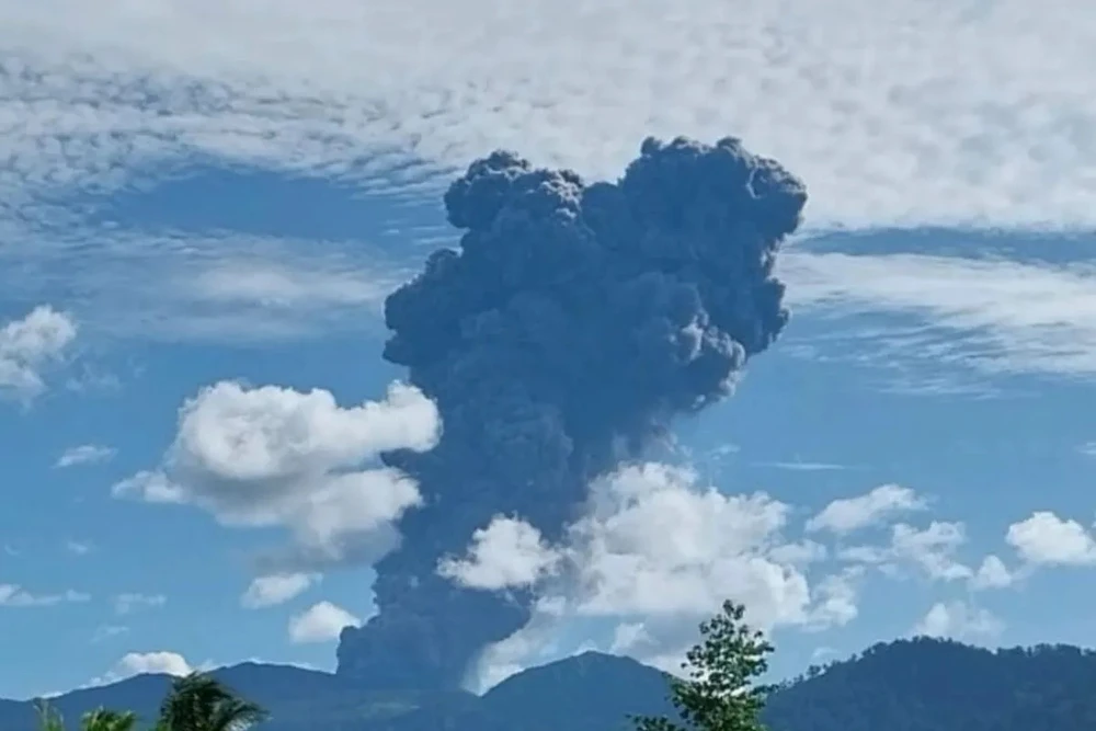 Indonesia: Eruption of Mount Dukono triggers aviation alerts (Photo: np.polri.go.id)