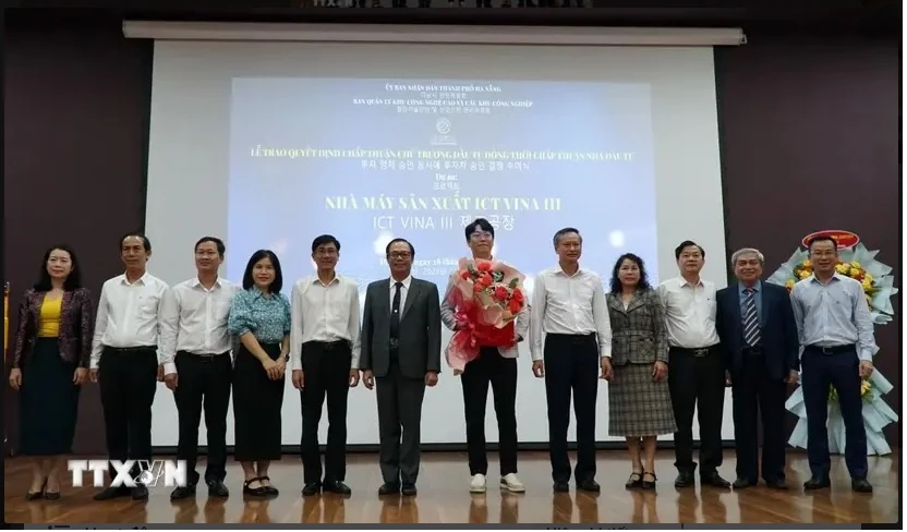 Leaders and department heads of Da Nang pose for a photo with representatives from Dentium Co., Ltd. . (Photo: VNA)