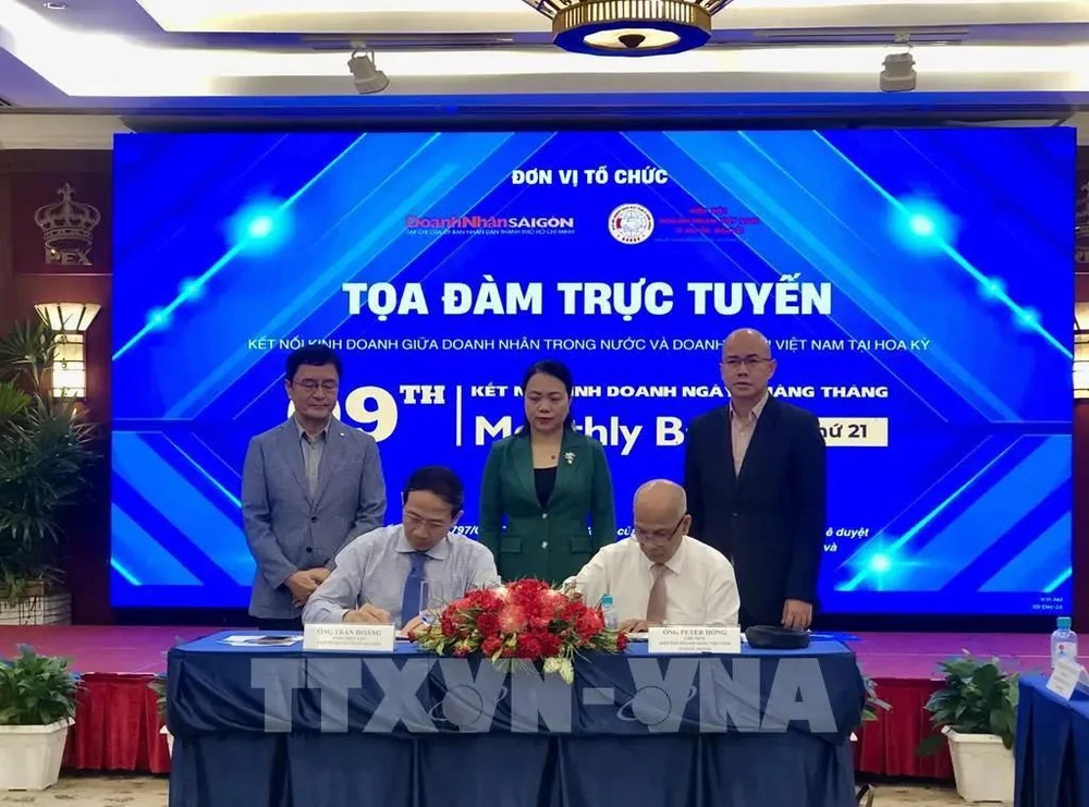 Representatives of businesses sign MOUs at the event (Photo: VNA)