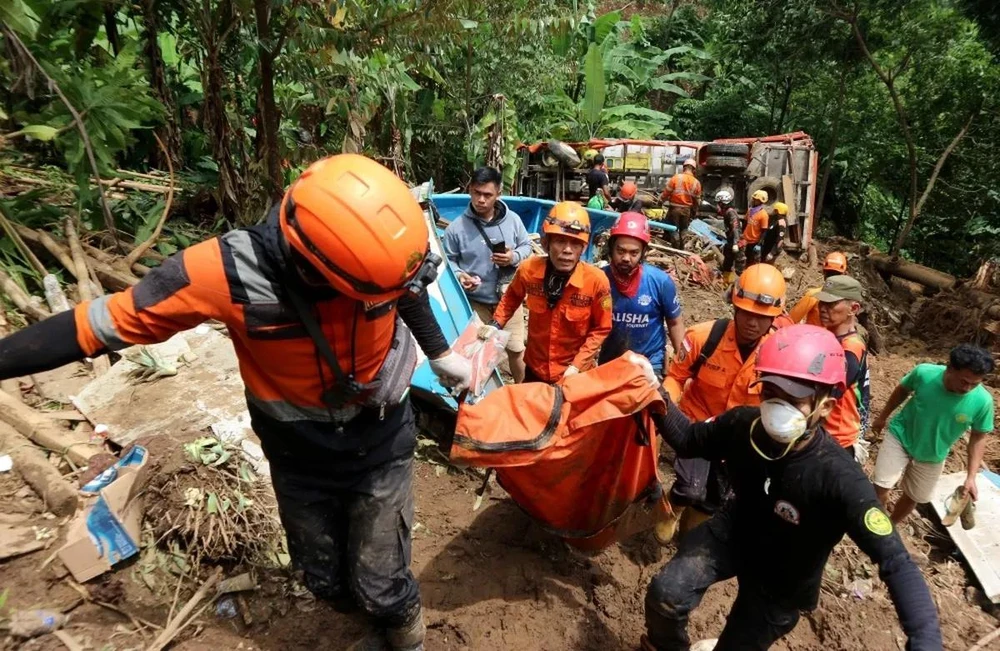 Rescuers transfer the body of a victim at the site of a landslide at Cisarakan village in Sukabumi Regency, West Java Province, Indonesia on December 7. (Photo: Xinhua)