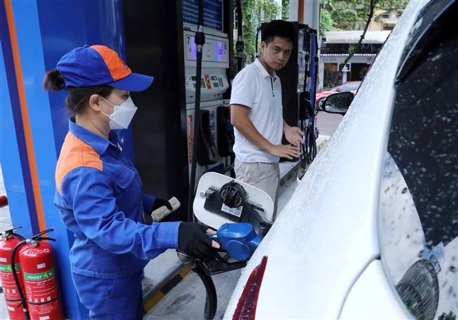 Petrol prices down slightly in latest adjustment on Dec 12 (Photo: VNA)