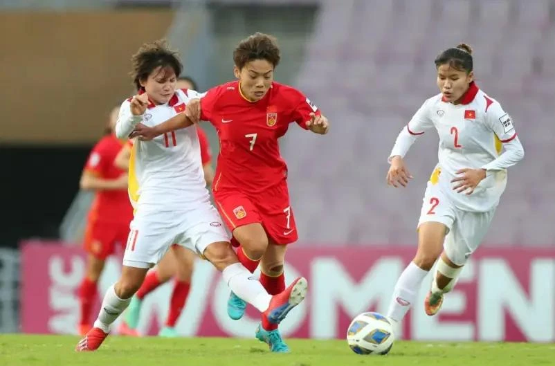 The Vietnamese women's football team in a friendly with the Chinese women's football team in China in October 2024 (Photo: VNA)