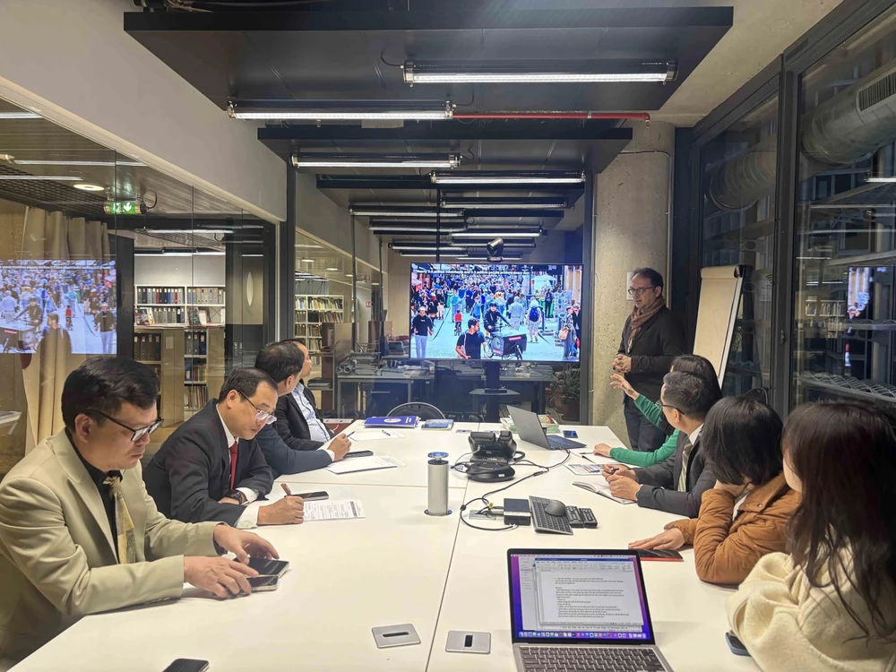 The Vietnamese delegation at a meeting with the Paris Urban Planning Agency (APUR) (Photo: VNA)