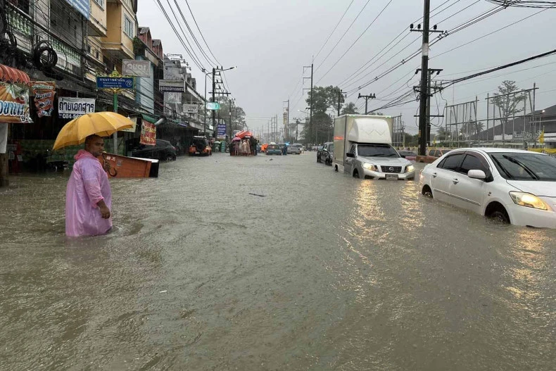 Deep flooding in Muang district of Nakhon Si Thammarat, Thailand. (Photo:https: bangkokpost.com) 