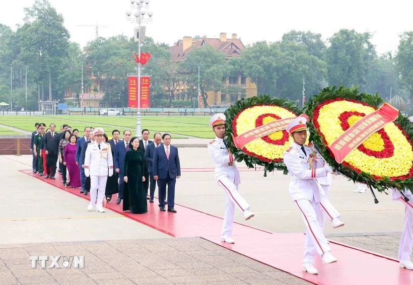 Des dirigeants rendent hommage au Président Ho Chi Minh. Photo: VNA