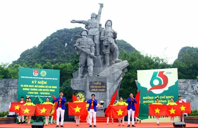 Célébration du 65e anniversaire de la piste Hô Chi Minh à Quang Binh. Photo: VNA