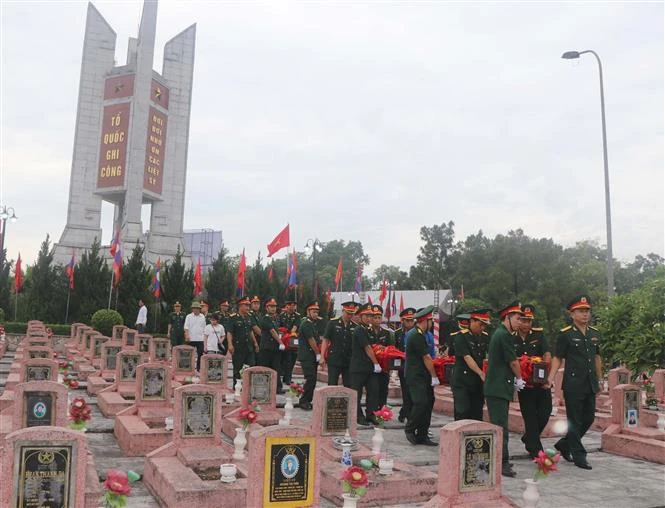Cérémonie de commémoration et d'inhumation des restes de soldats volontaires et experts vietnamiens tombés au Laos. Photo: VNA
