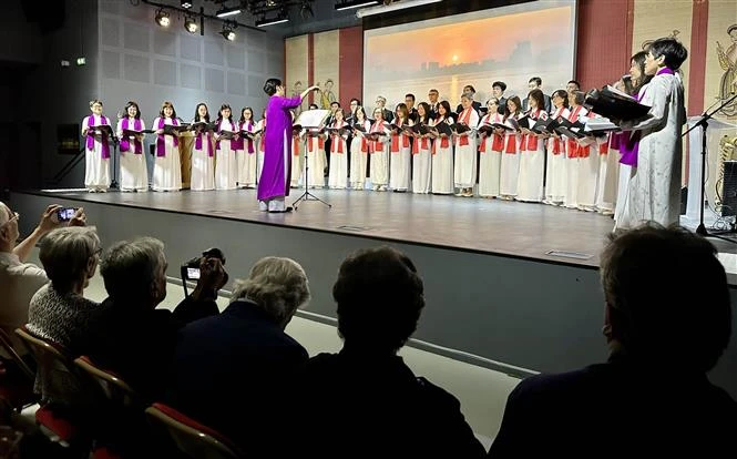 Soirée en l'honneur du 15e anniversaire de la chorale « Hop ca Que huong » en France. Photo: VNA