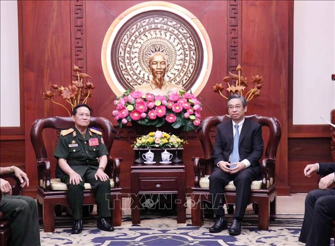 Le secrétaire adjoint du Comité du Parti de Ho Chi Minh-Ville, Nguyen Phuoc Loc (droite) reçoit le général de brigade Phalom Linthong, président de l’Association des anciens combattants de Vientiane. Photo: VNA
