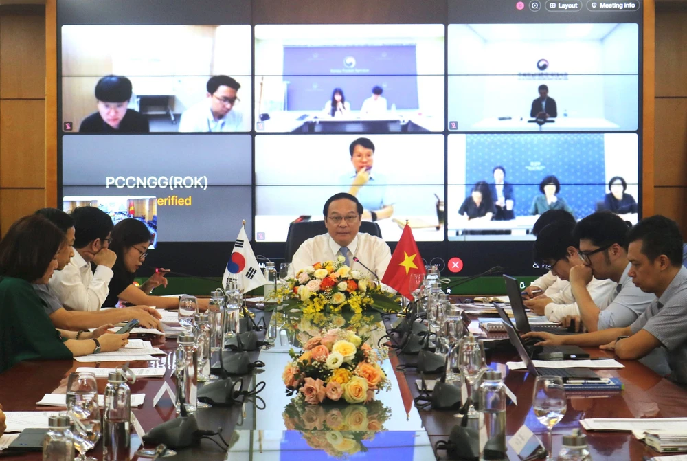 Le vice-ministre vietnamien des Ressources naturelles et de l'Environnement Le Cong Thanh (centre) lors de la première réunion du Groupe de travail conjoint Vietnam-République de Corée sur le changement climatique. Photo: VNA