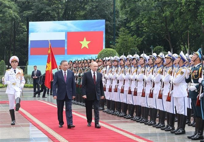 Cérémonie d'accueil du président Vladimir Poutine à Hanoï. Photo: VNA