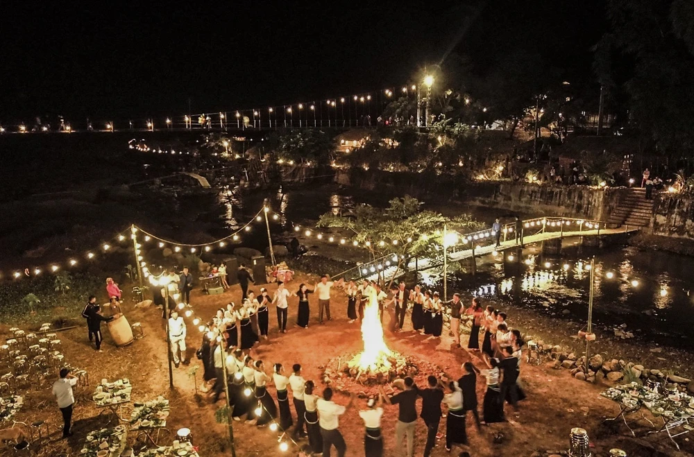 Feu du camp au village touristique communautaire de Na Su. Photo: VNA