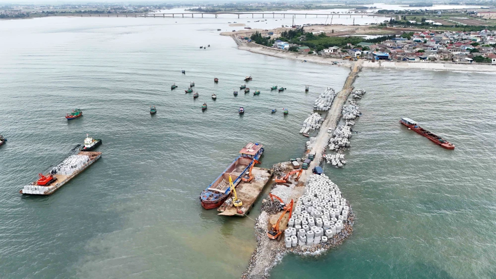 Construction du remblai de protection contre le sable dans le cadre du projet du port de pêche de Cua Nhuong. Photo: VNA