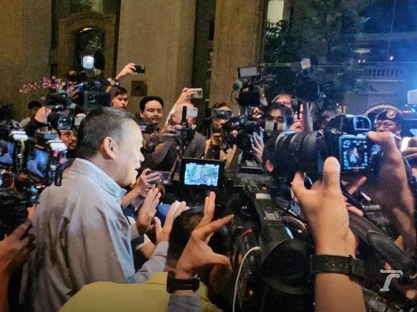 Le Premier ministre thaïlandais a accordé une interview aux médias devant l'hôtel Grand Hyatt Erawan à Bangkok, où des citoyens vietnamiens ont été retrouvés morts. Photo : Xinhua/VNA