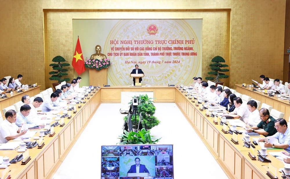 Le Premier ministre Pham Minh Chinh à la réunion de la Permanence du gouvernement sur la transformation numérique. Photo: VNA