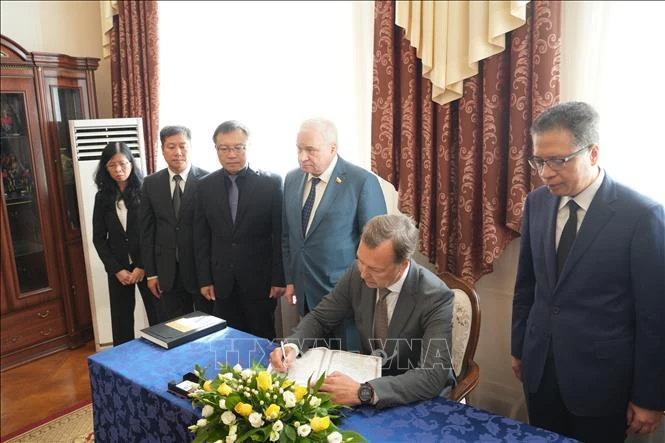 Le vice-président du Conseil de la Fédération de Russie, Alekseï Yatskin, écrit dans le registre de condoléances. Photo: VNA