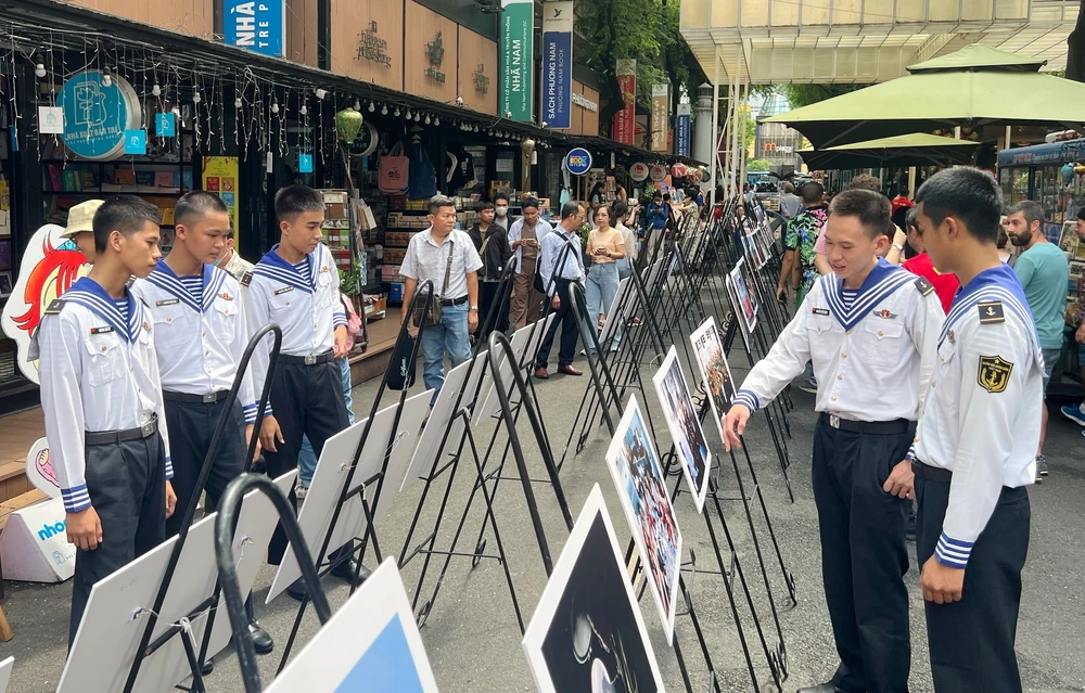 Des soldats de la Marine à l'exposition. Photo: VNA