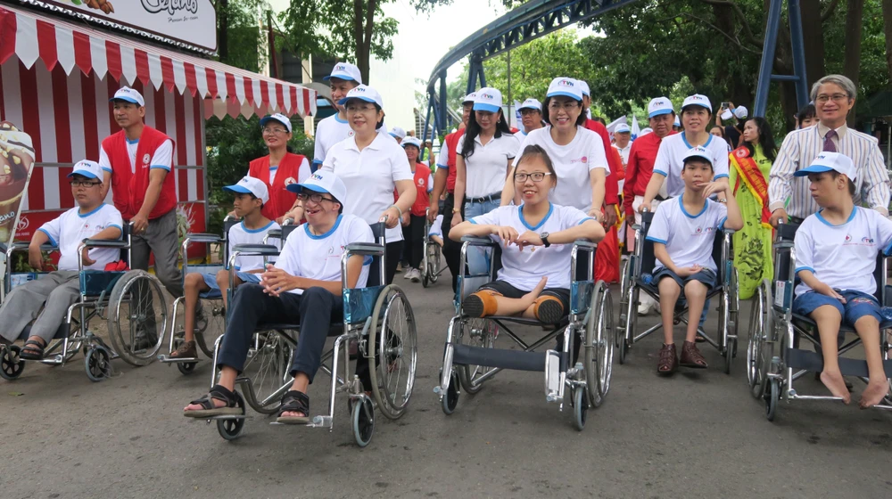 Efforts des victimes vietnamiennes pour surmonter la douleur de l'agent orange 