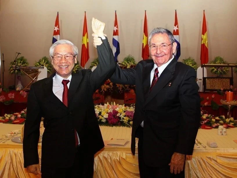 Le secrétaire général Nguyen Phu Trong (gauche) et le général Raul Castro Ruz, premier secrétaire du Comité central du Parti communiste cubain, président du Conseil d'État et du Conseil des ministres de Cuba, le 8 juillet 2012 à Hanoï. Photo: VNA