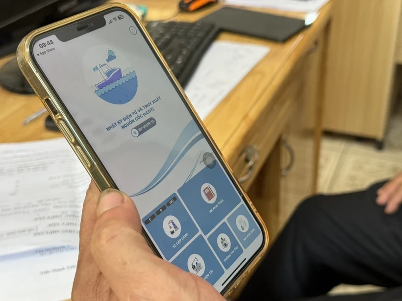 Le ministère de l'Agriculture et du Développement rural a demandé à tous les ports de pêche de contrôler les navires et de surveiller la production de produits de la mer via l'application eCDT à partir du 1er juillet. Photo : VNA