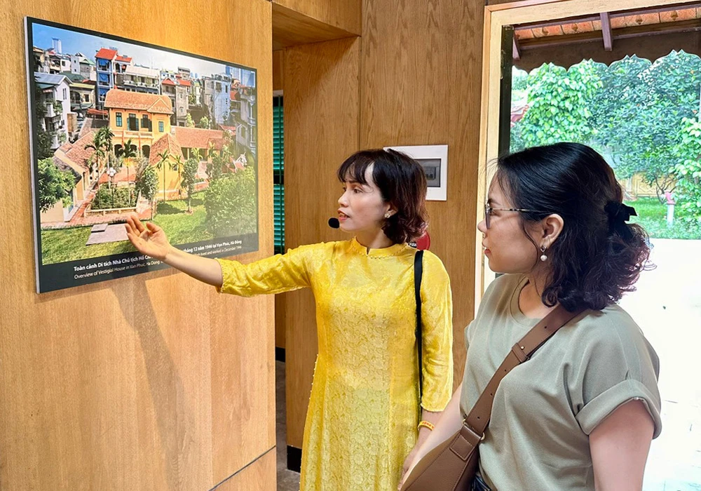 Visite au lieu où le Président Hô Chi Minh rédigea l'Appel national à la résistance (dans le quartier de Van Phuc, arrondissement de Ha Dong). Photo: hanoimoi.vn