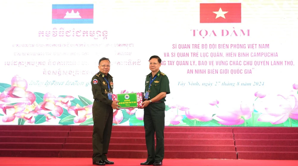 Remise d'un cadeau au général de division Tien Sophonrnvong, chef d'Etat-major adjoint et directeur du Département des gardes-frontières du Cambodge. Photo: VNA