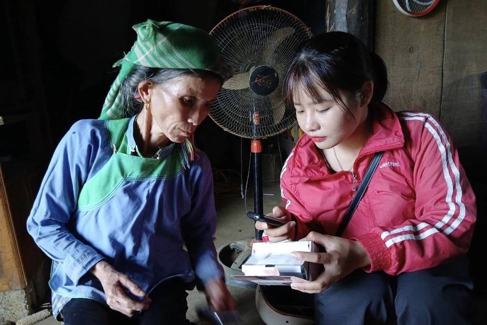 Un employé de Viettel donne des instructions sur utilisation des téléphones 4G. Photo: baolaichau.vn