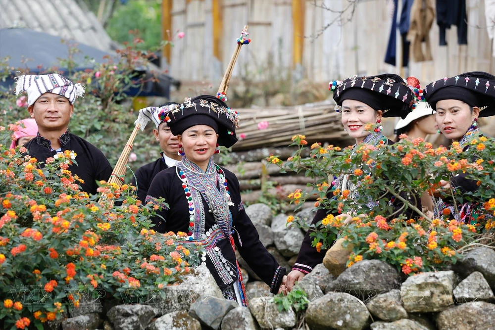 Les Lao choisissent leurs plus belles tenues traditionnelles à porter lors des festivals et célébrations. Photo: VNA