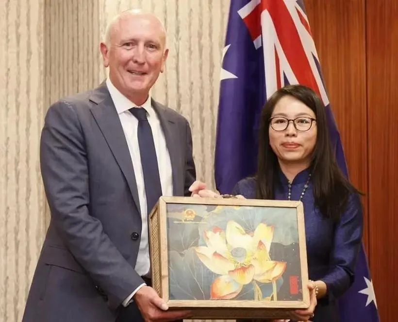 La consule générale du Vietnam dans l'État d'Australie-Occidentale et le Territoire du Nord de l'Australie Nguyen Thanh Ha et le ministre des Services d'urgence, de l'Innovation, de l'Économie numérique, de la Science et de la Recherche médicale, Stephen Dawson. Photo: VNA