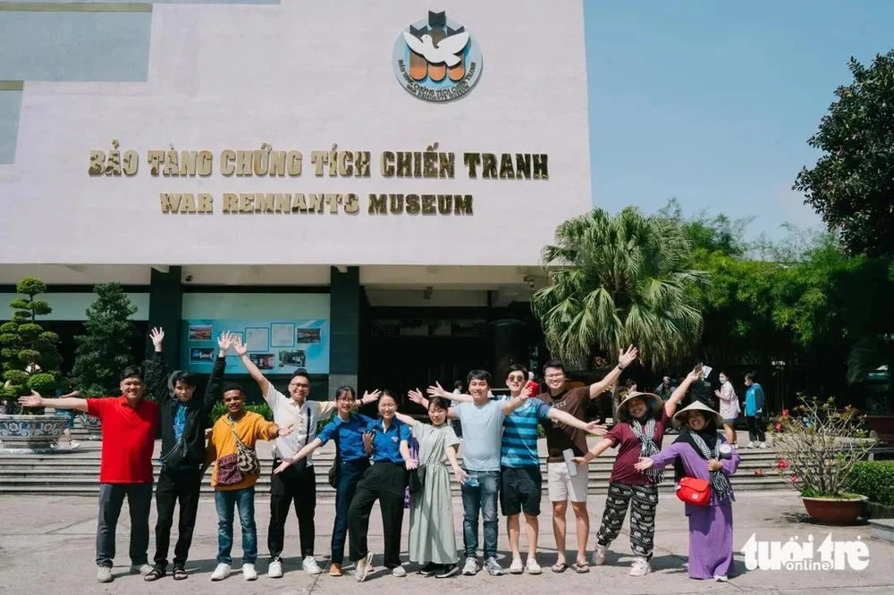 Des jeunes délégués visitent le Musée des vestiges de la guerre à Ho Chi Minh-Ville. Photo: tuoitre.vn