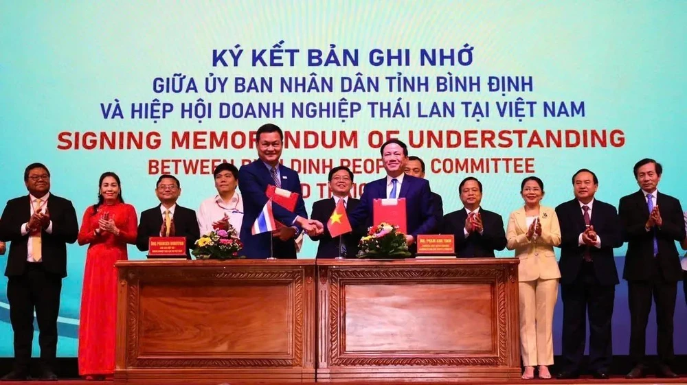 Signature de l'accord de coopération entre le Comité populaire de la province de Binh Dinh et l’Association des entreprises thaïlandaises au Vietnam. Photo: VNA