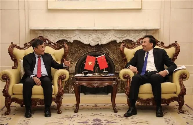 Le vice-ministre permanent des Affaires étrangères, Nguyen Minh Vu (gauche) et le président de l'Agence chinoise de coopération internationale pour le développement (CIDCA), Luo Zhaohui. Photo: VNA