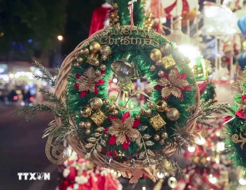 Moins de deux semaines avant Noël, les marchés et autres boutiques proposent de belles décorations. Photo: VNA