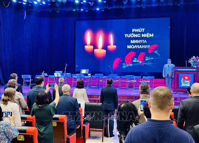 Los participantes del evento toman un momento de silencio para conmemorar a los fallecidos en la Gran Guerra Patria, así como en las guerras por la liberación nacional de Vietnam (Fuente: VNA)
