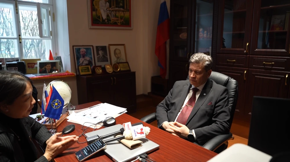 El profesor Valdimir Kolotov, director del Instituto Ho Chi Minh, de la Universidad Nacional de San Petersburgo, en la entrevista con la VNA (Fuente: VNA)