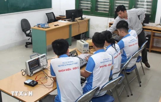 En una clase de práctica sobre diseño de circuitos semiconductores de estudiantes de la Facultad de Ingeniería Eléctrica y Electrónica de la Universidad de Da Nang. (Foto: VNA)